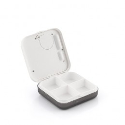 Uma caixa de comprimidos inteligente, muito útil para guardar os medicamentos e relembrar o dono dos respetivos tempos de posologia.