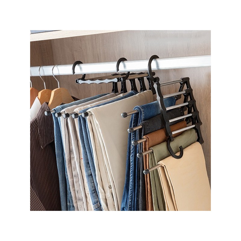 Um magnífico cabide múltiplo que é muito útil para pendurar as calças de uma maneira bem organizada, ocupando o mínimo de espaço no seu armário.