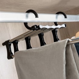 Un magnifique cintre multiple très utile pour accrocher vos pantalons de manière bien organisée, en occupant un minimum de place dans votre placard.