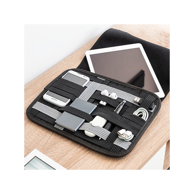 A practical cover, ideal for conveniently storing and transporting your tablet and a series of accessories and technological devices anywhere.