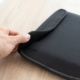 Una práctica funda, ideal para guardar y transportar cómodamente tu tablet y una serie de accesorios y dispositivos tecnológicos a cualquier lugar.