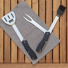 A very comfortable and practical set of barbecue tools for preparing exquisite barbecues.