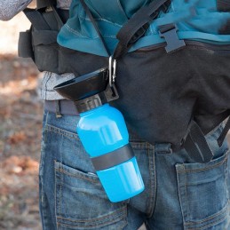 Eine perfekte Flasche, um Ihren Tieren etwas zu trinken zu geben, wenn Sie nicht zu Hause sind: bei einem Spaziergang im Park, einer Autofahrt, einem Ausflug usw.