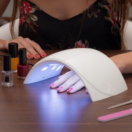 Un sèche-ongles pratique pour sécher vos ongles rapidement et confortablement, obtenant une finition professionnelle.