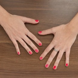 Un sèche-ongles pratique pour sécher vos ongles rapidement et confortablement, obtenant une finition professionnelle.