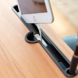 Un tavolo portatile robusto e pratico, perfetto per lavorare sul laptop, scrivere, disegnare o fare colazione.