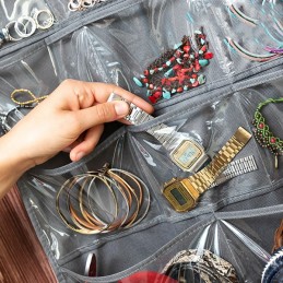 A simple and practical way to have all your accessories and jewelry at hand and well organized.