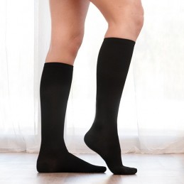 Los calcetines Relax actúan gracias a la compresión antifatiga, estimulando la circulación y creando una sensación de masaje continuo en pies y pantorrillas.