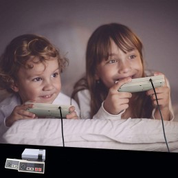 Aquí tienes la Consola de Juegos Retro para conectar a tu televisor, que incluye los juegos más populares de los 80, 90 y 2000