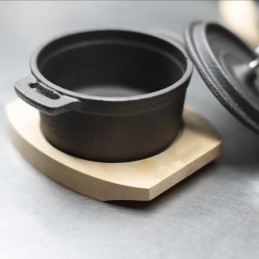A gourmet cast iron pan, which will guarantee better quality and elegance in the preparation and presentation of your food.