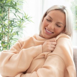Confortável e quente, o cobertor com mangas duplo, ideal para casais ficarem confortáveis e aconchegados em casa, durante os meses de inverno.