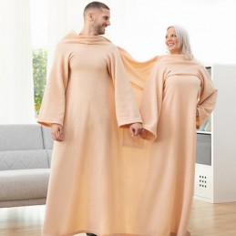 Confortável e quente, o cobertor com mangas duplo, ideal para casais ficarem confortáveis e aconchegados em casa, durante os meses de inverno.