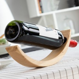 Um suporte de madeira para garrafas que se destaca pelo seu original e inovador design inteligente de efeito flutuante.