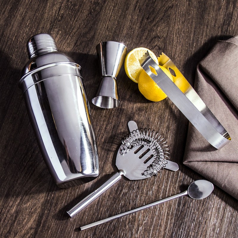 Cocktail set, made from stainless steel, includes 5 essential pieces to prepare cocktails for you and your friends