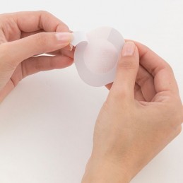 These comfortable and discreet stickers are placed on the breasts to elevate them and give them a firmer, more attractive appearance without the need to wear a bra.