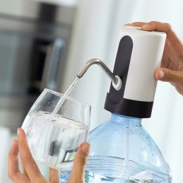 Gracias a este Dispensador de Agua, ya no tendrás que levantar botellas de agua grandes y pesadas para llenar vasos o botellas más pequeñas.