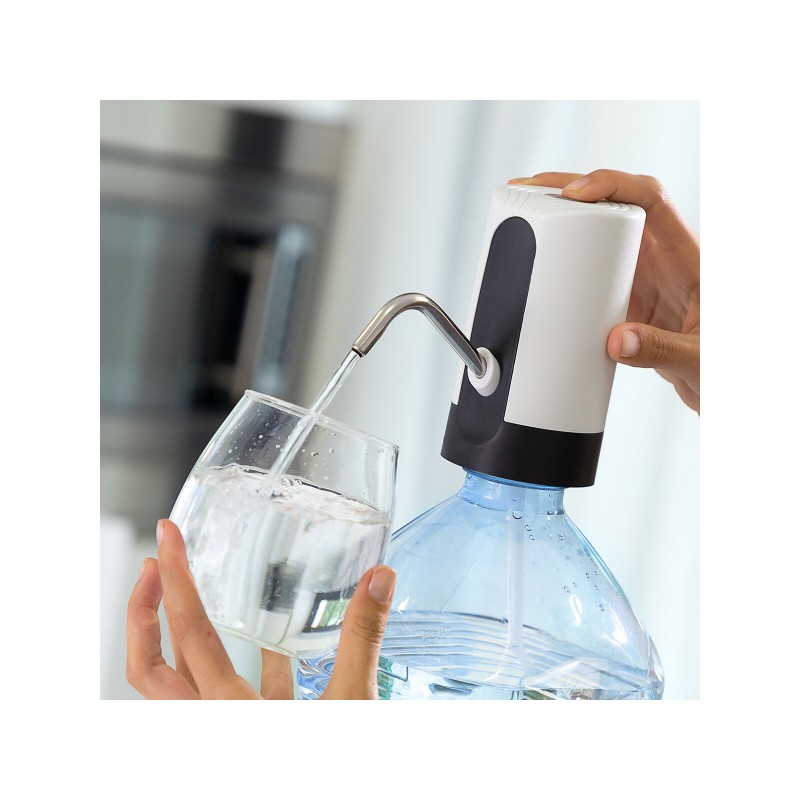 Gracias a este Dispensador de Agua, ya no tendrás que levantar botellas de agua grandes y pesadas para llenar vasos o botellas más pequeñas.