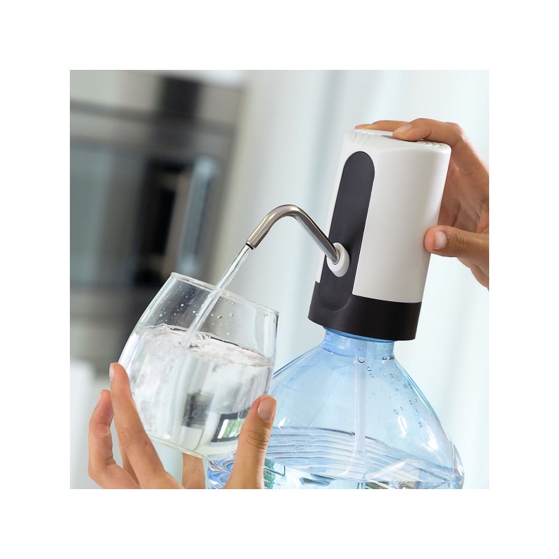 Grazie a questo Water Dispenser non dovrai più sollevare grandi e pesanti bottiglie d'acqua per riempire bicchieri o bottiglie più piccole.