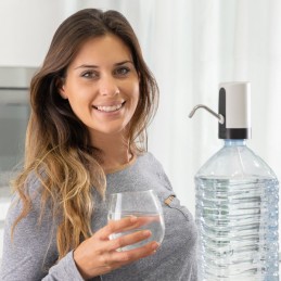 Graças a este Dispensador de Água, não terá mais de levantar grandes e pesados garrafões de água para encher copos ou garrafas mais pequenas.