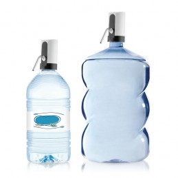 Grazie a questo Water Dispenser non dovrai più sollevare grandi e pesanti bottiglie d'acqua per riempire bicchieri o bottiglie più piccole.
