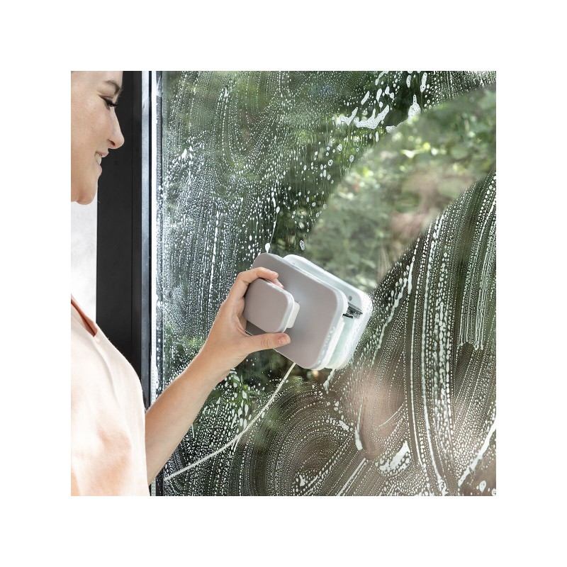 This magnetic wiper glides simultaneously across the front and rear glass surface, facilitating thorough and effective cleaning.