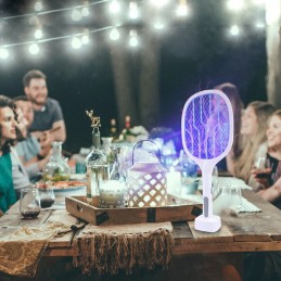 Cette fantastique raquette anti-insectes électrique 2 en 1 est équipée d'une lumière LED de 360 à 400 nm qui attire les insectes volants et les zappe.