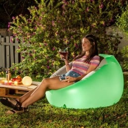 Este original e versátil sofá insuflável com luz multicolor e controlo remoto adapta-se a qualquer ambiente, combinando elegância e utilidade