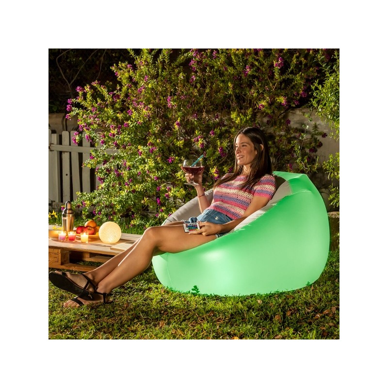 Sofá inflable RGB con control remoto Este original y versátil sofá hinchable con luz multicolor y mando a distancia se adapta a cualquier ambiente combinando elegancia y utilidad.