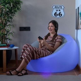 Este original y versátil sofá hinchable con luz multicolor y mando a distancia se adapta a cualquier ambiente combinando elegancia y utilidad.