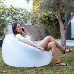 Este original y versátil sofá hinchable con luz multicolor y mando a distancia se adapta a cualquier ambiente combinando elegancia y utilidad.