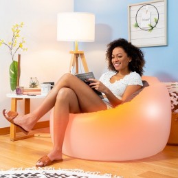 Este original y versátil sofá hinchable con luz multicolor y mando a distancia se adapta a cualquier ambiente combinando elegancia y utilidad.