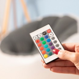 Este original y versátil sofá hinchable con luz multicolor y mando a distancia se adapta a cualquier ambiente combinando elegancia y utilidad.