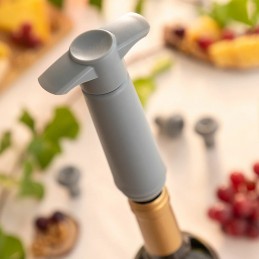 Cette pompe à vide vous permet de conserver intactes les propriétés des restes de vin en bouteilles jusqu'à 7 jours.