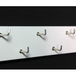 Este práctico espejo es un auténtico mueble 2 en 1, ya que cuenta con dos atractivas características. Puedes usarlo como espejo y joyería.
