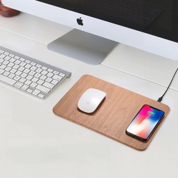 Questo accessorio innovativo combina l'utilità di un tappetino per mouse con la comodità moderna di un caricabatterie wireless veloce.