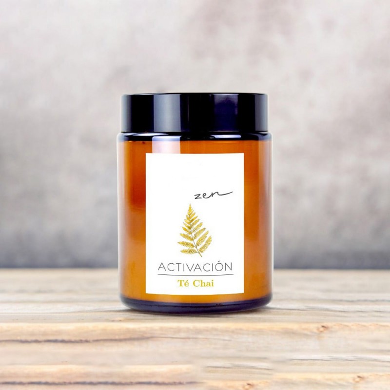 Déjate envolver por el aroma picante y reconfortante de esta vela perfumada y transforma tu espacio en un lugar de paz y serenidad.