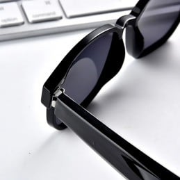 Estas gafas de sol inteligentes están diseñadas con características de vanguardia para brindar comodidad, conectividad y protección en un paquete elegante.