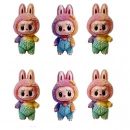 O Labubu faz parte do universo imaginativo The Monsters, esta edição especial representa as cores vibrantes do arco-íris