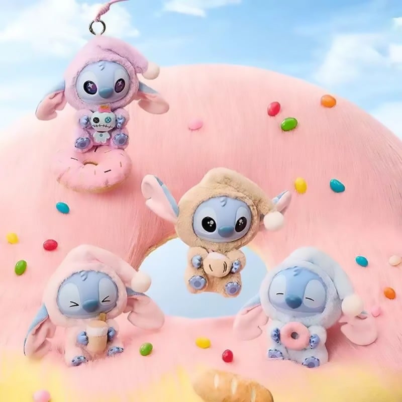 Peluche Labubu - Stitch Eat Something Before Sleep Labubu es parte del universo imaginativo The Monsters, esta edición especial presenta a Stitch disfrutando de sus bocadillos favoritos antes de irse a la cama.