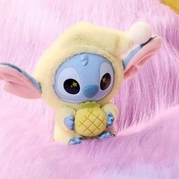 Labubu ist Teil des Fantasieuniversums Die Monster. In dieser Sonderausgabe genießt Stitch vor dem Schlafengehen seine Lieblingssnacks.