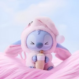 Labubu ist Teil des Fantasieuniversums Die Monster. In dieser Sonderausgabe genießt Stitch vor dem Schlafengehen seine Lieblingssnacks.