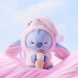 Labubu es parte del universo imaginativo The Monsters, esta edición especial presenta a Stitch disfrutando de sus bocadillos favoritos antes de irse a la cama.