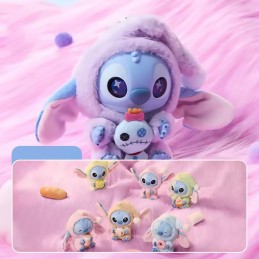 Labubu ist Teil des Fantasieuniversums Die Monster. In dieser Sonderausgabe genießt Stitch vor dem Schlafengehen seine Lieblingssnacks.