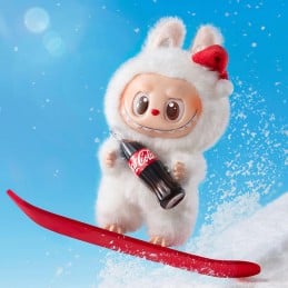 Labubu fait partie de l'univers imaginatif des Monstres, cette édition fusionne le charme de la culture pop avec l'histoire de Coca-Cola.