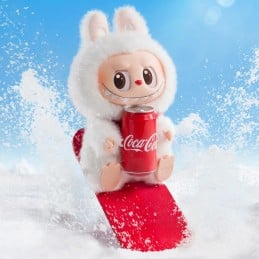 Labubu fait partie de l'univers imaginatif des Monstres, cette édition fusionne le charme de la culture pop avec l'histoire de Coca-Cola.