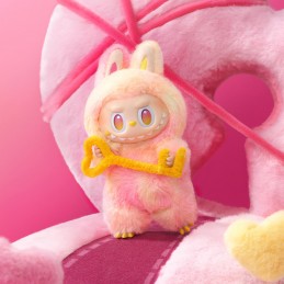 Labubu fait partie de l'univers imaginatif Les Monstres, le thème de cette édition tourne autour de l'énergie positive et des émotions