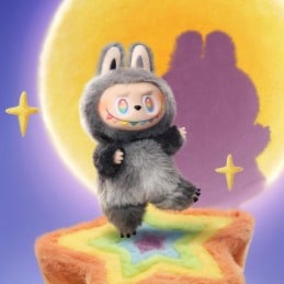 Labubu forma parte del universo imaginativo Los Monstruos, la temática de esta edición gira en torno a la energía positiva y las emociones.