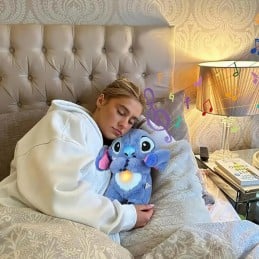 Un adorable juguete de peluche de Stitch con funciones interactivas que calma y arrulla a los más pequeños para que se duerman.