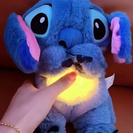 Peluche Interativo Stitch - Respira, Brilha e Toca Músicas Relaxantes Um adorável Peluche do Stitch com funcionalidades interativas, que acalma e embala o sono dos mais pequenos.