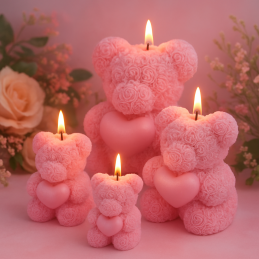Bougie artisanale en cire de soja, en forme d'ourson et à la texture rose. Parfums vegan, couleurs et tailles variées. Fabriquée au Portugal, idéale pour offrir.
